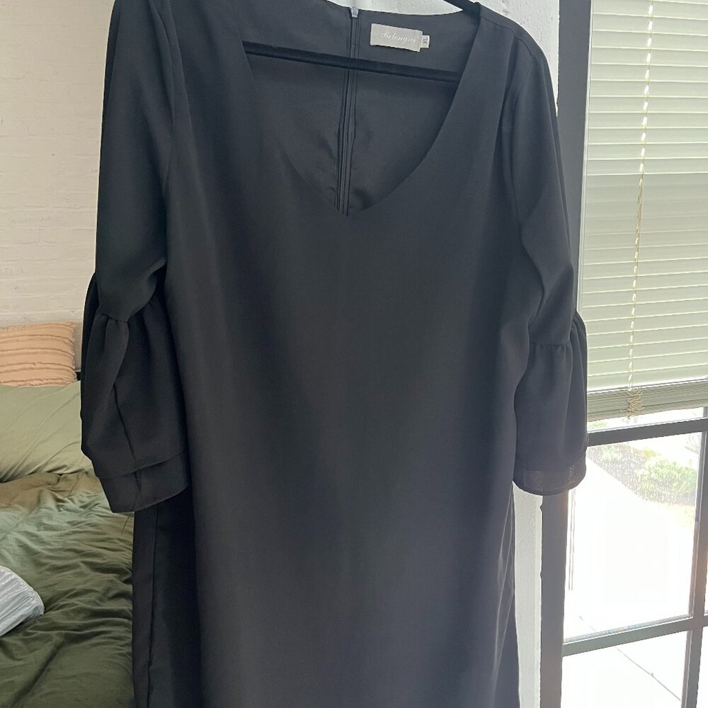 Very cute little black dress! fun sleeves, size XL